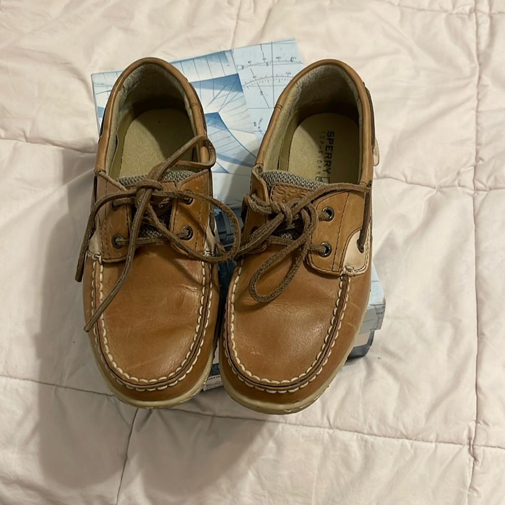 Sperry size 4M